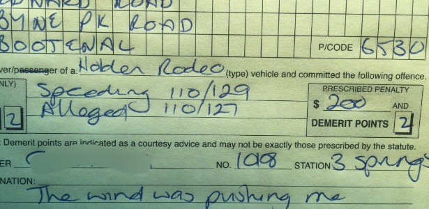 Na notificação da multa, a justificativa do motorista para a velocidade acima da permitida: "The wind was pushing me" ("o vento me empurrou") - Twitter/ Three Springs Police