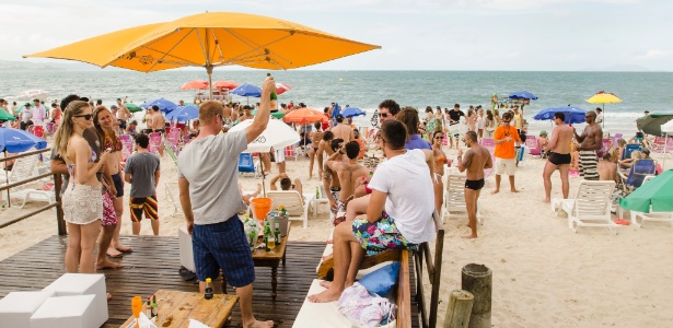 Turistas em "beach club" de Jurerê Internacional, em Florianópolis - Caio Cezar/Folhapress