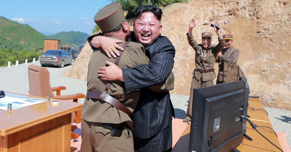 4.jul.2017 - Líder norte-coreano Kim Jong-un comemora sucesso em lançamento de míssil balístico intercontinental