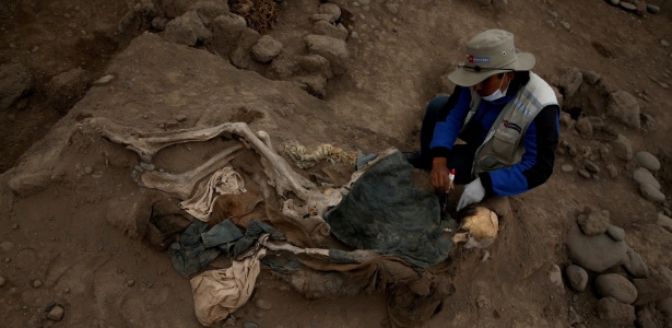 Arqueólogo trabalha em uma tumba, em Lima, no Peru, onde foram encontrados corpos que possivelmente são de imigrantes chineses que viveram no local no final do século 19 - Mariana Bazo/Reuters