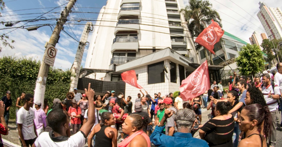 3.abr.2018 - Militantes organizam uma vigília em frente ao prédio onde mora o ex- presidente Luiz Inácio Lula da Silva em São Bernando do Campo, no ABC Paulista, na tarde desta terça-feira