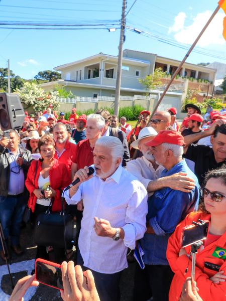 Jaques Wagner, ex-governador da Bahia, visita o acampamento pró-Lula montado nos arredores da Polícia Federal em Curitiba (PR) - Theo Marques/Framephoto/Estadão Conteúdo