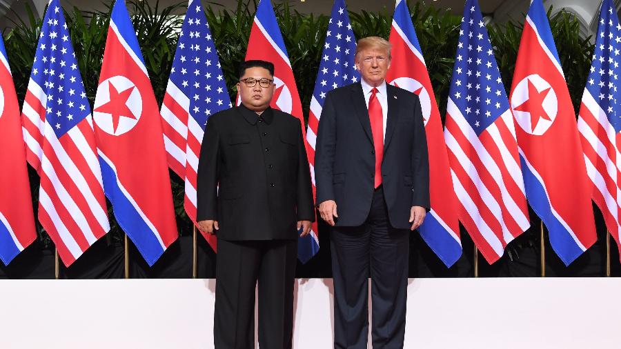 11.jun.2018 - Donald Trump e Kim Jong-un posam para foto durante encontro histórico após décadas de tensões provocadas pelas ambições nucleares de Pyongyang - Saul Loeb/AFP