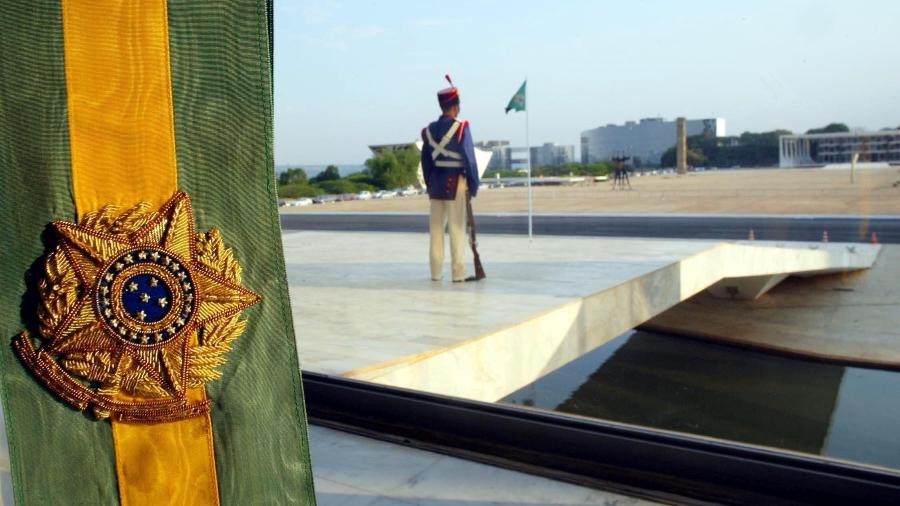 Faixa presidencial no Palácio do Planalto, com um Dragão da Independência ao fundo, na rampa, em Brasília - Lula Marques/Folhapress