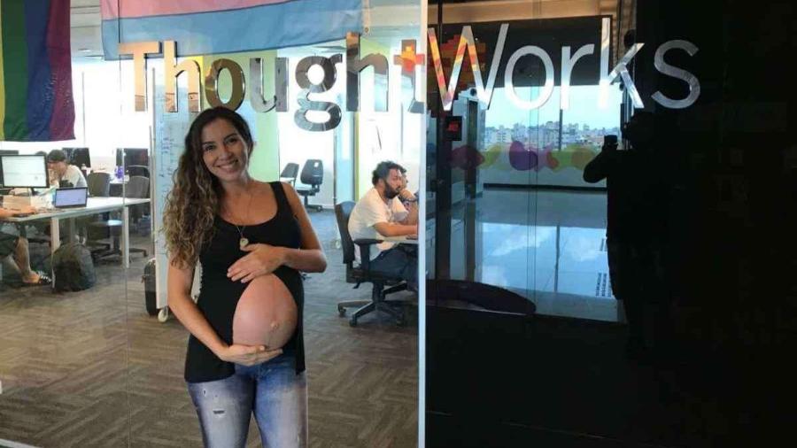 A designer Marcela Caldeira, 35, foi admitida, aos noves meses de gravidez, pela ThoughtWorks - Divulgação