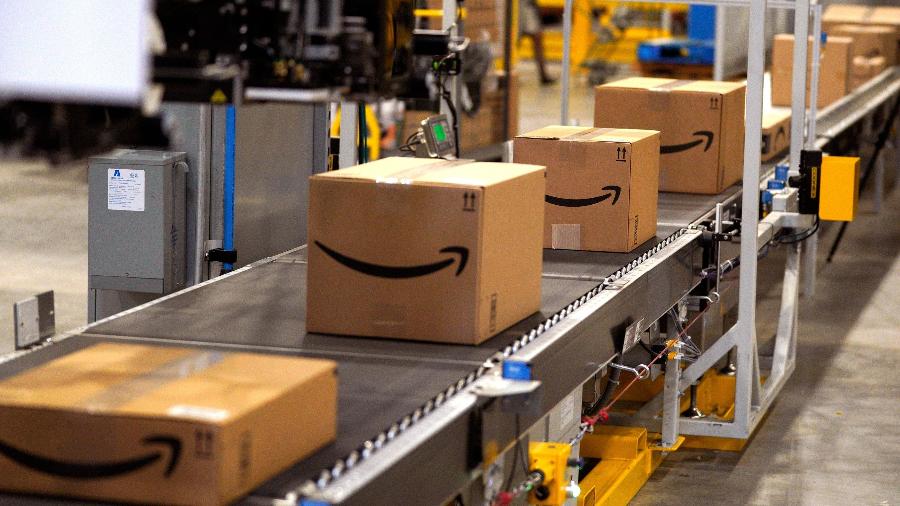 Pacotes de produtos processados pela Amazon; empresa já usa máquinas para substituir pessoas na hora de embrulhar vendas. - Rick T. Wilking/AFP