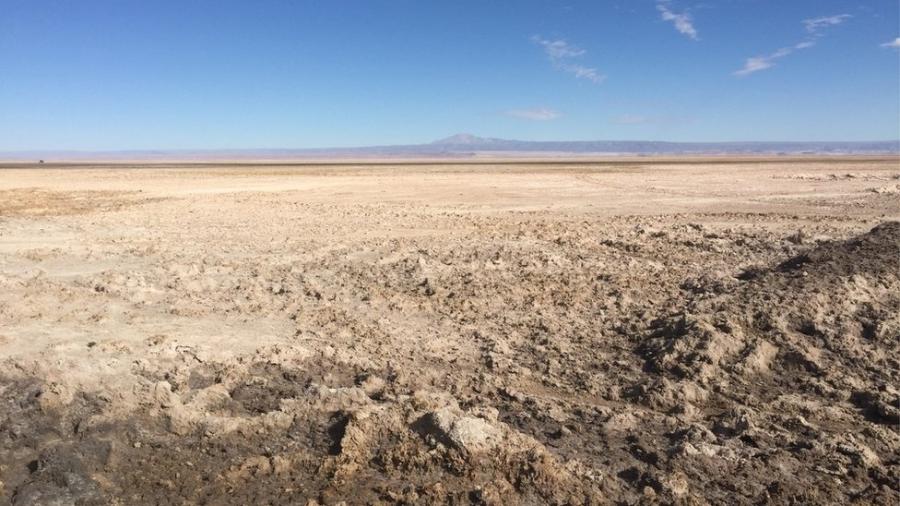 O Salar do Atacama cobre uma área de 3 mil quilômetros quadrados - BBC