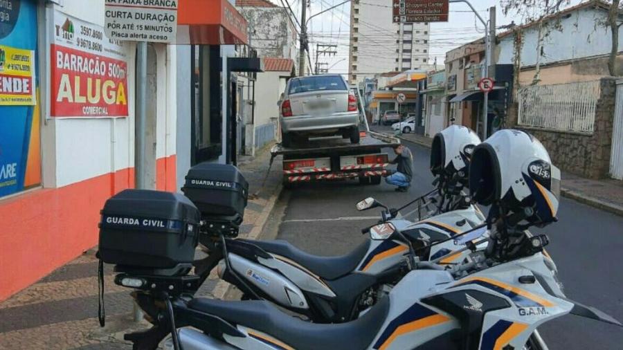 Veículo foi localizado estacionado irregularmente em vaga destinada a parada rápida - Divulgação/Guarda Civil Rio Claro