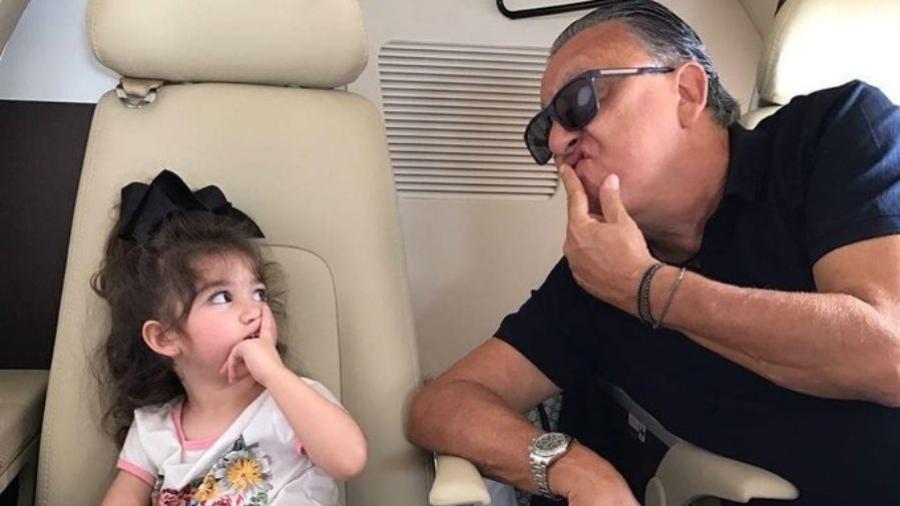 O narrador Galvão Bueno e a netinha Milla, filha do piloto Popó Bueno - Reprodução/Instagram
