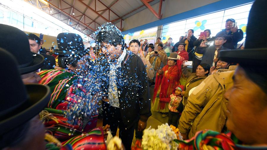 Apoiadores jogam confete em Evo Morales em Desaguadero, na última sexta-feira - Reuters
