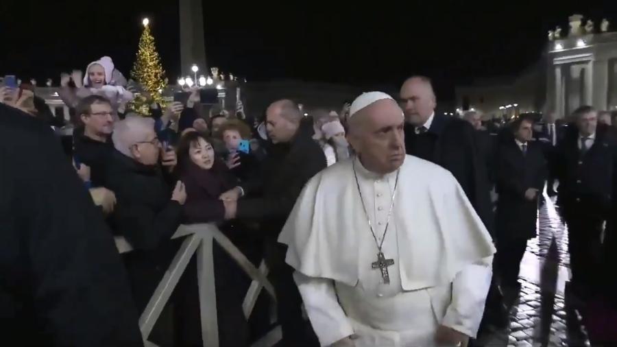 Papa Francisco irritado com mulher no Vaticano - Reprodução