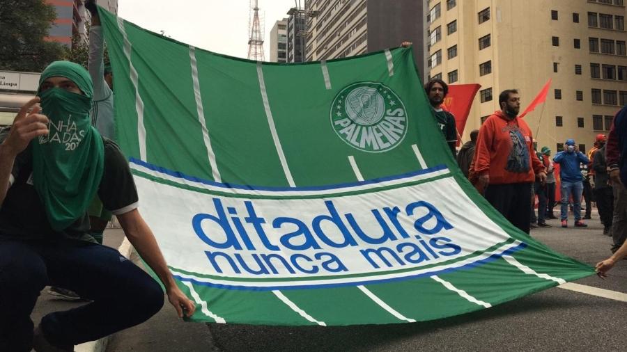 Torcedores do Palmeiras se juntam a outras torcidas e movimentos sociais em ato contra Bolsonaro e racismo na Avenida Paulista, em São Paulo - Luís Adorno/UOL