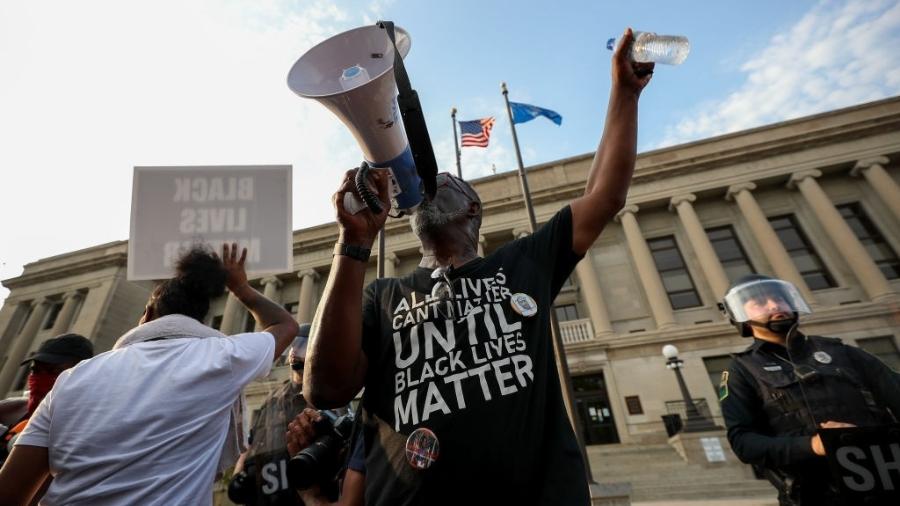 Protesto em Wisconsin contra a violência policial após Jacob Blake ser baleado nas costas - Getty Images
