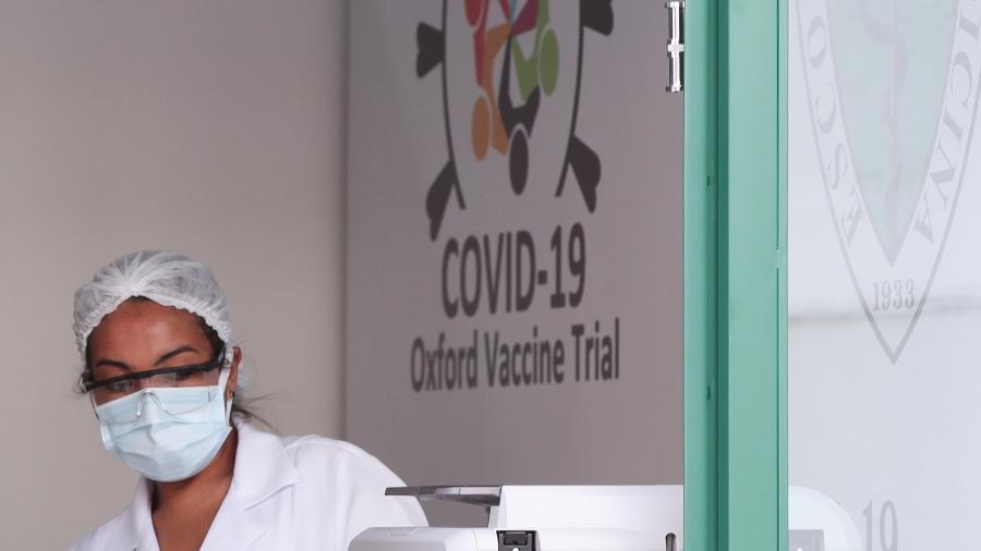 Funcionária em local onde está sendo testada candidata a vacina contra Covid-19 da AstraZeneca com a Universidade de Oxford em São Paulo - Divulgação
