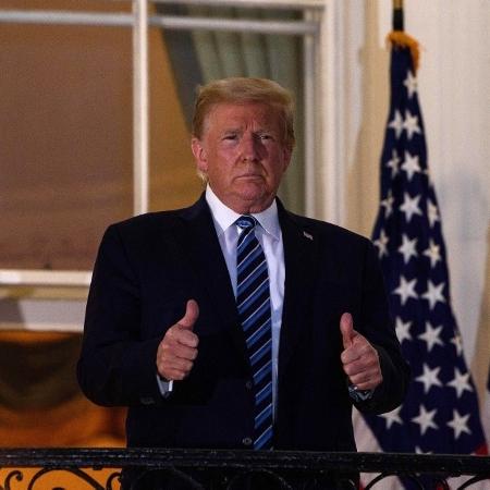Após passar 3 dias internado, o presidente dos Estados Unidos, Donald Trump, acena e faz "joinha" de varanda da Casa Branca - Nicholas Kamm/AFP