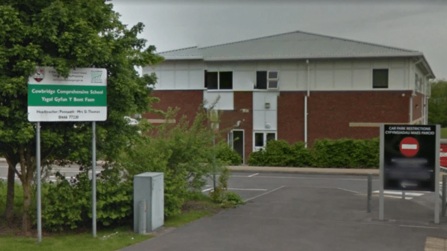 A fachada da Cowbridge Comprehensive School, no País de Gales - Reprodução/Google Earth