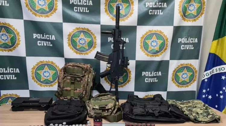 armas e uniforme apreendidos - Reprodução/Polícia Civil do RJ - Reprodução/Polícia Civil do RJ