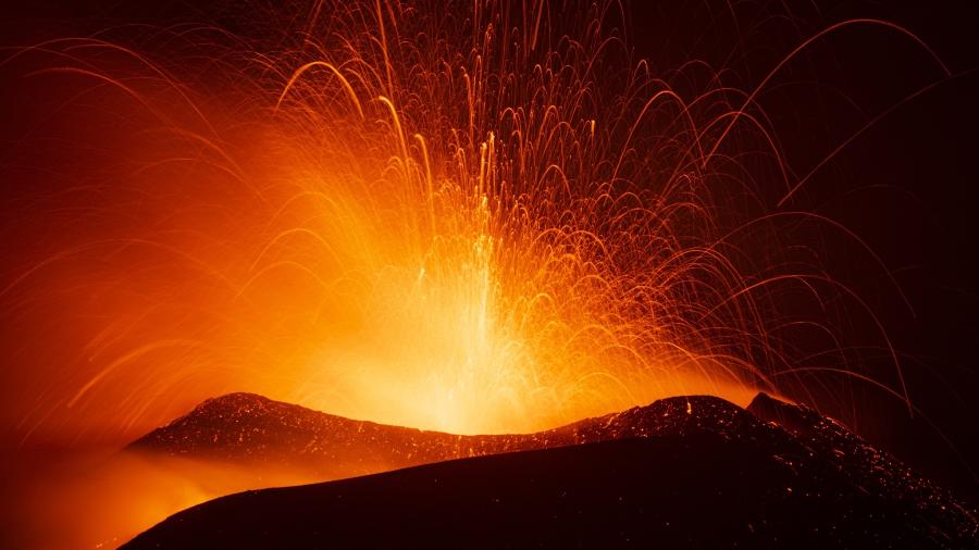 09.agosto.2021 - O vulcão Etna entra em erupção na Itália - Getty