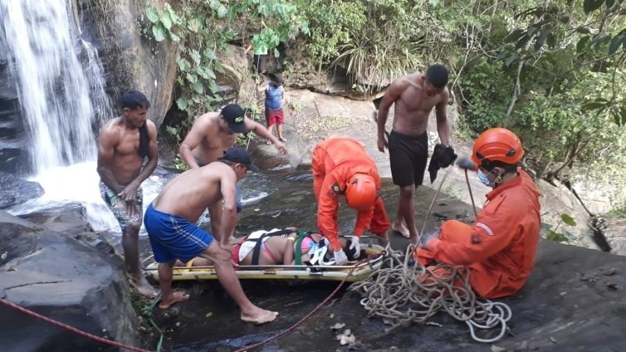 Mulher foi resgatada após cair de altura de 10 metros no Ceará - Corpo de Bombeiros do Ceará/Divulgação