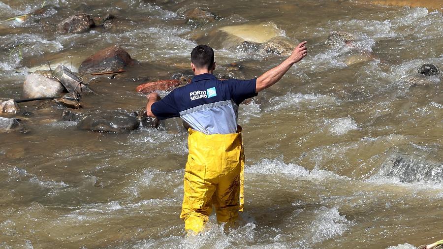 Carro parcialmente submerso num rio em  Petrópolis, na Região Serrana do Rio de Janeiro, nesta quinta-feira (17) - WILTON JUNIOR/ESTADÃO CONTEÚDO