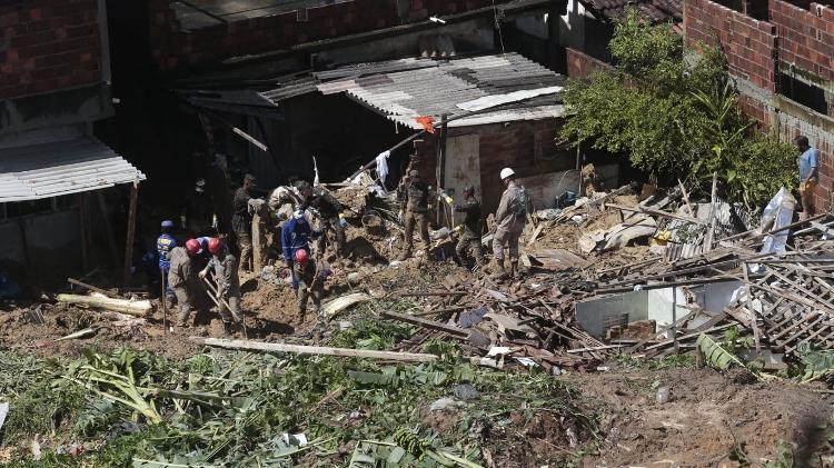 Trabalhos de resgate e buscas dos bombeiros no Jardim Monte Verde, bairro do Ibura - Arnaldo Sete/UOL - Arnaldo Sete/UOL