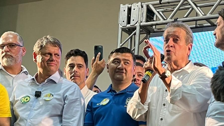 Tarcísio (de camisa com adesivo com número 10), junto com o prefeito de Suzano (SP), Rodrigo Ashiuchi (PL), de camiseta azul, e o presidente do PL, Valdemar Costa Neto, durante agenda na cidade da Grande São Paulo - Stella Borges/UOL