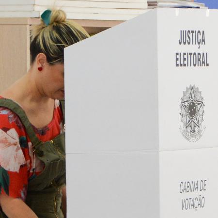 02.out.2022 - Eleitora vota no 1º turno das eleições gerais