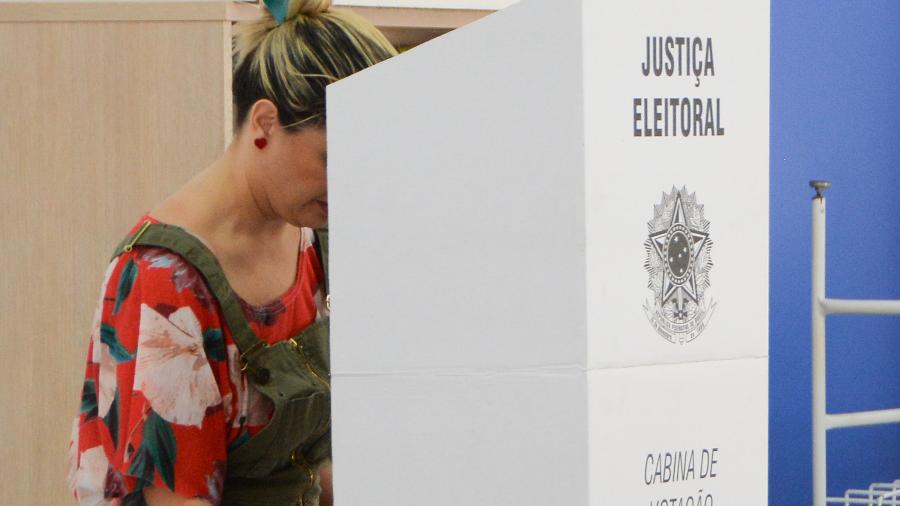 02.out.2022 - Eleitora vota no 1º turno das eleições gerais - TON MOLINA/ESTADÃO CONTEÚDO