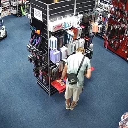 Homem é flagrado roubando dildo em sex shop na Austrália - Facebook/Love Heart Adult Shop Toowoomba