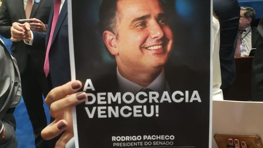 01.fev.2023 - Funcionários distribuem cartaz de Rodrigo Pacheco a senadores. - Eduardo Militão/UOL