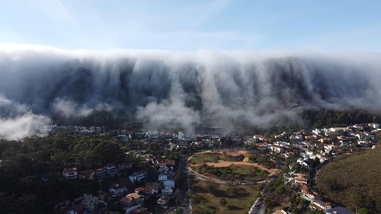 'Cachoeira de nuvens': belorizontinos registraram e reagiram ao nevoeiro nas redes sociais