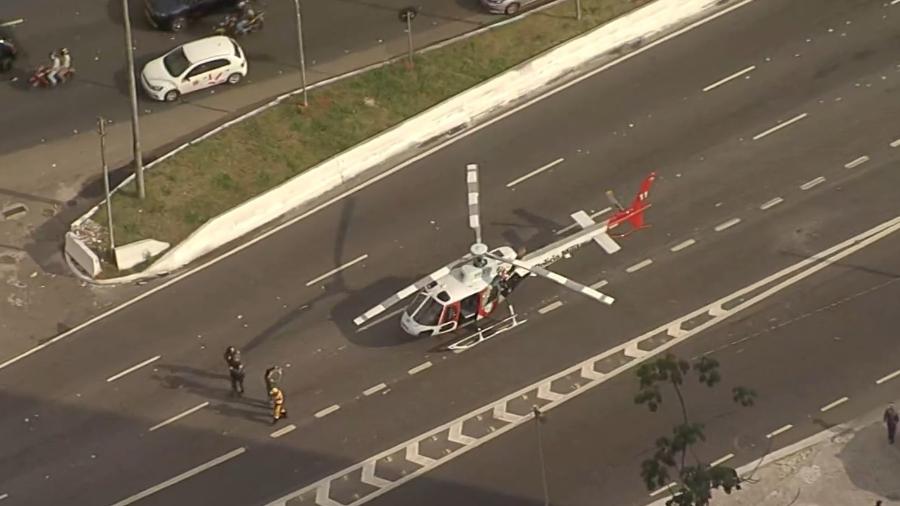 Helicóptero pousou na 23 de maio, no centro de São Paulo, para fazer socorro a uma vítima de acidente dentro do Túnel do Anhangabaú