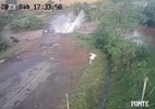 Vídeo: Carro com pai, mãe e filho cai em rio durante chuvas no RS - Reprodução de vídeo