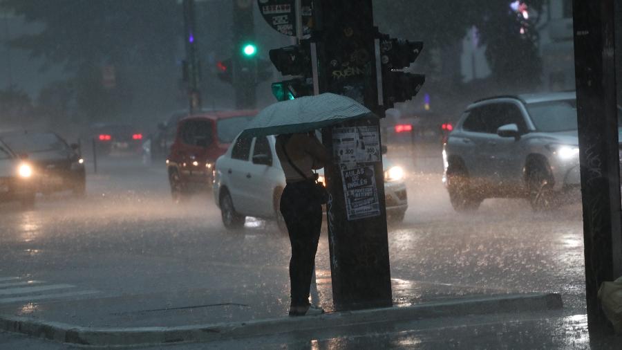 São Paulo entrou em estado de atenção, no domingo (18), por causa de temporal