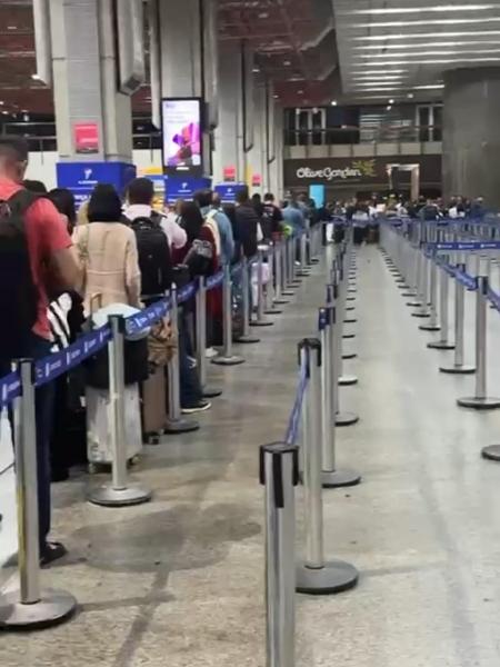 Passageiros desembarcando de avião após "brincadeira" sobre bomba em Guarulhos 