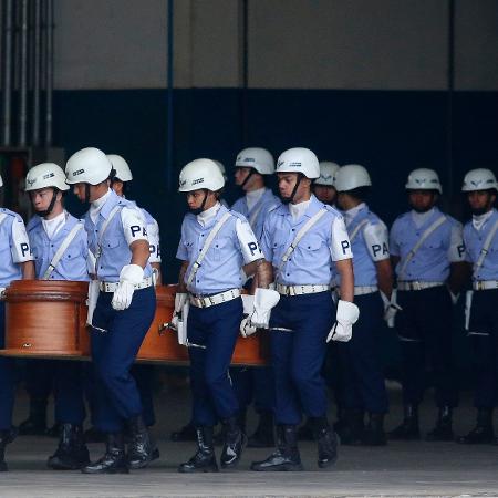 Caixões com as vítimas do acidente aéreo da Voepass são carregados por membros da Polícia da FAB