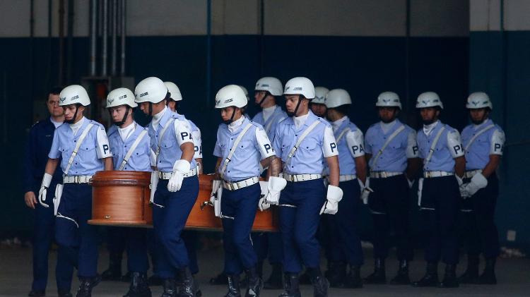 Caixões com as vítimas do acidente aéreo da Voepass são carregados por membros da Polícia da FAB (Força Aérea Brasileira)