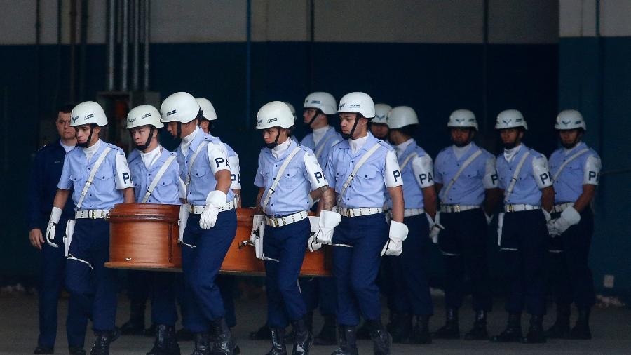 Caixões com as vítimas do acidente aéreo da Voepass são carregados por membros da Polícia da FAB