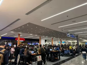 Como em filme, brasileiros ficam 'presos' em aeroporto argentino por greve