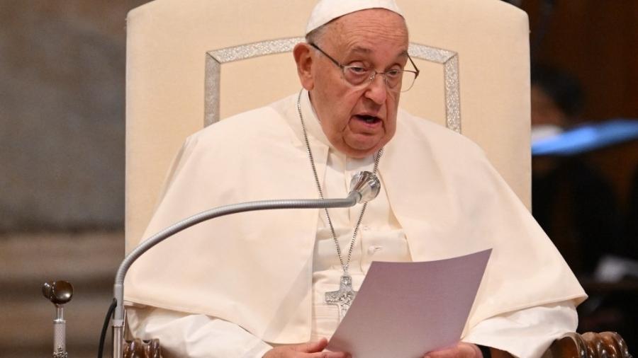 Papa Francisco recita enquanto participa das orações do Rosário pela Paz na basílica de Santa Maria Maggiore, em Roma, em 6 de outubro de 2024 - ALBERTO PIZZOLI/AFP