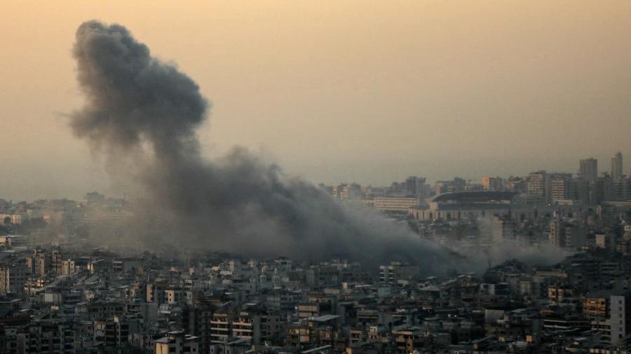 06.nov.2024 - Fumaça sobe do local de um ataque aéreo israelense que teve como alvo um bairro nos subúrbios ao sul de Beirute - AFP