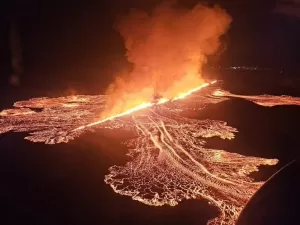 Polícia tenta afastar curiosos de lava de vulcão na Islândia