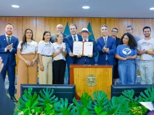 Governo lança 'Mais Médicos' para professores com bolsa de R$ 2.100