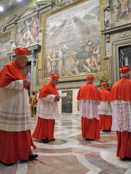 Cardeais na entrada da Capela Sistina para a escolha do novo papa, em 2013 - Observatório Romano / AFP