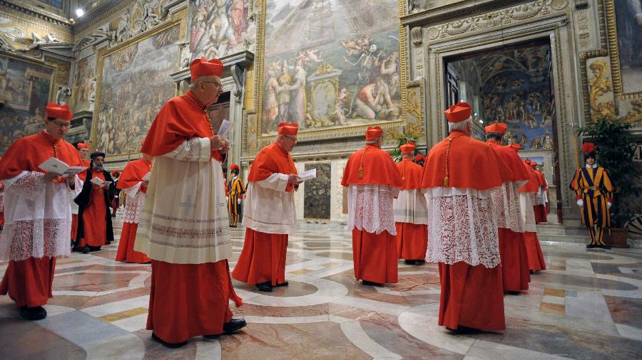 Cardeais na entrada da Capela Sistina para a escolha do novo papa, em 2013. Agora, conclave começa dia 7 de maio Cardeais na entrada da Capela Sistina para a escolha do novo papa, em 2013. Agora, conclave começa dia 7 de maio