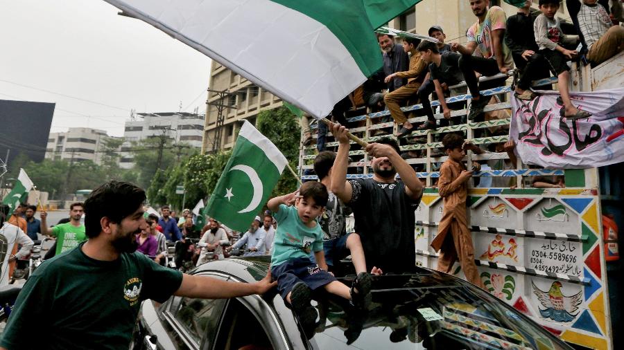 11.mai.2015 - Pessoas tremulam bandeiras em apoio ao exército do Paquistão, um dia após cessar-fogo entre Índia e Paquistão ser anunciado, na cidade de Lahore - Mohsin Raza/Reuters