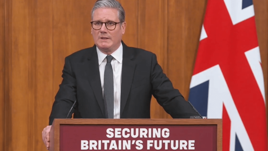 Primeiro-ministro do Reino Unido, Keir Starmer, durante anúncio em Downing Street - Reprodução/Youtube Keir Starmer