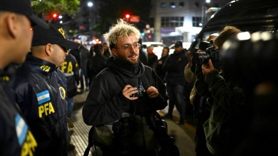 O fotojornalista Tomas Cuesta foi preso durante protestos de aposentados contra as políticas econômicas de Javier Milei - Luis ROBAYO / AFP