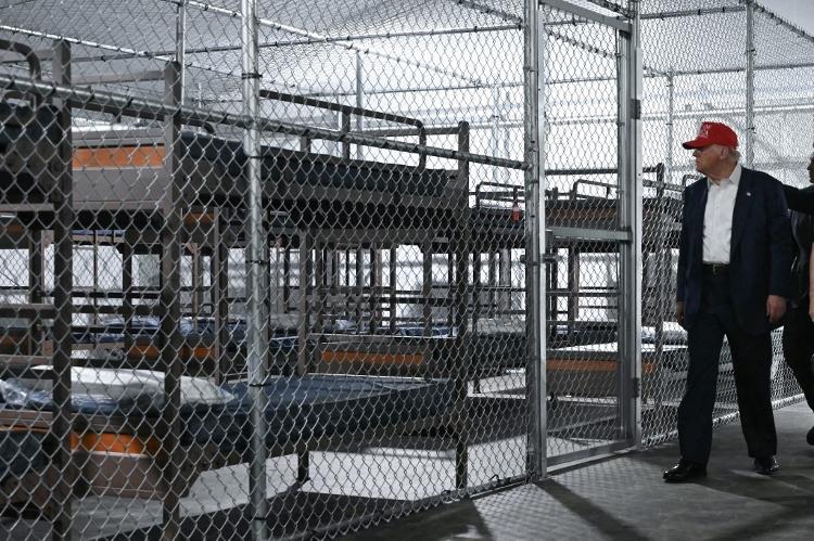 1º.jun.2025 - Trump visita o novo centro de detenção de migrantes, apelidado de "Alligator Alcatraz", localizado no local do Aeroporto de Treinamento e Transição Dade-Collier, em Ochopee, Flórida