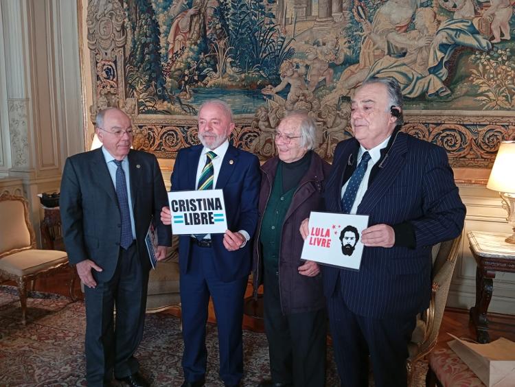 Lula segura placa com a frase "Cristina livre" ao lado do nobel da paz Pérez Esquivel Lula segura placa com a frase "Cristina livre" ao lado do nobel da paz Pérez Esquivel
